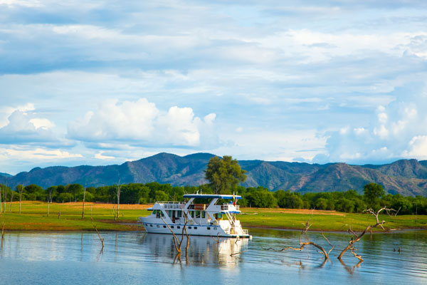 Houseboat holiday on Kariba Zimbabwe