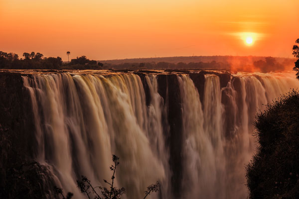 victoria-falls-at-sunset-600-400